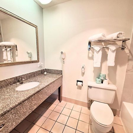 Garnet Waterfront Hotel Индианаполис Екстериор снимка