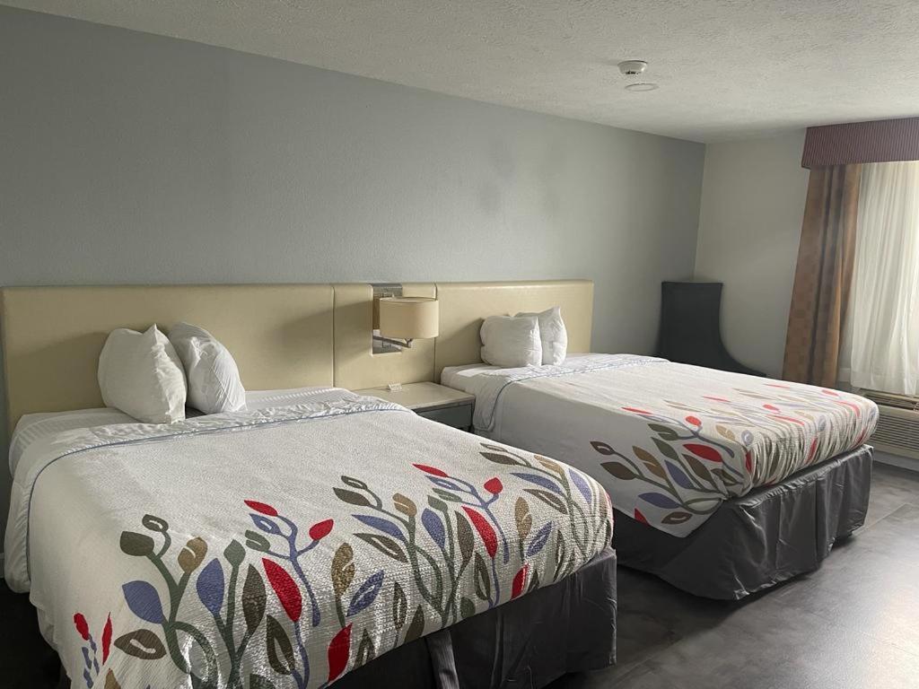 Garnet Waterfront Hotel Индианаполис Екстериор снимка
