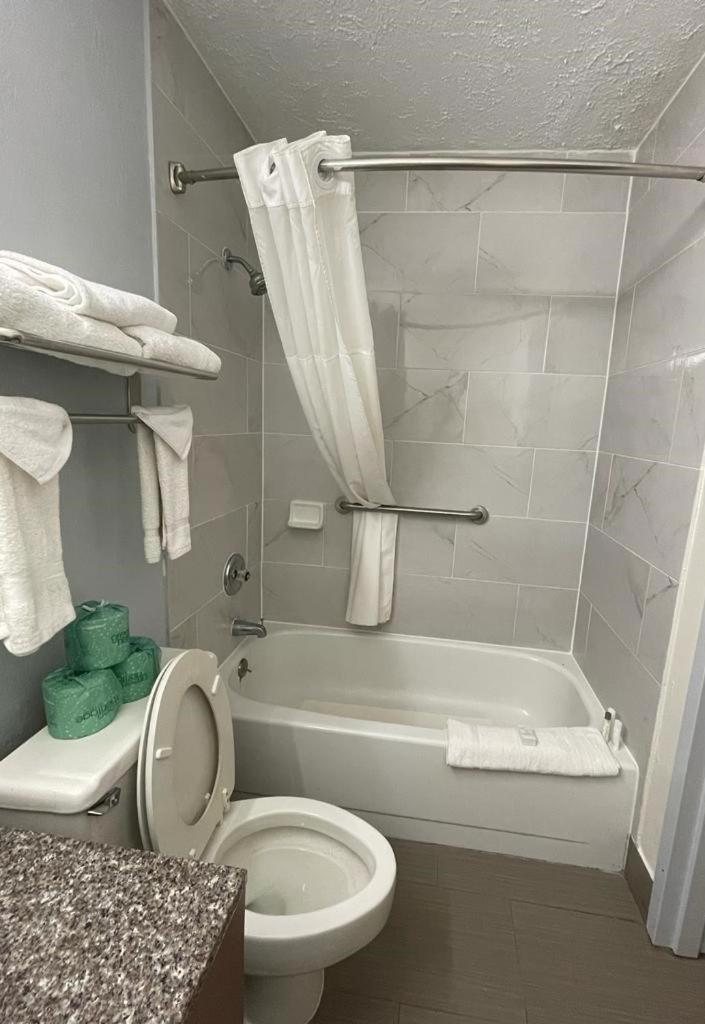 Garnet Waterfront Hotel Индианаполис Екстериор снимка