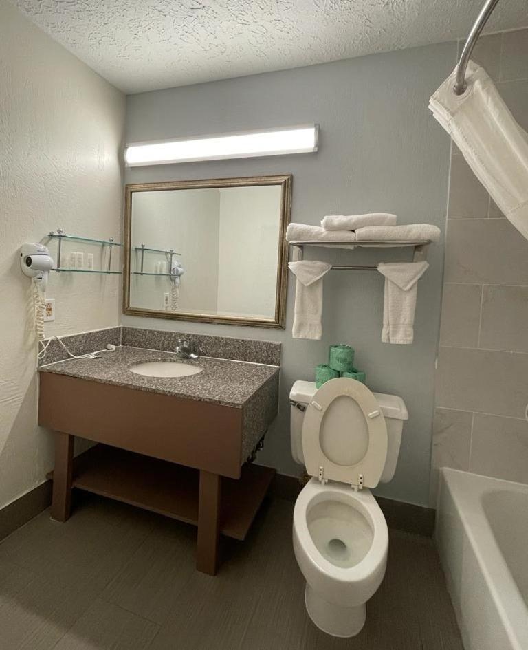 Garnet Waterfront Hotel Индианаполис Екстериор снимка