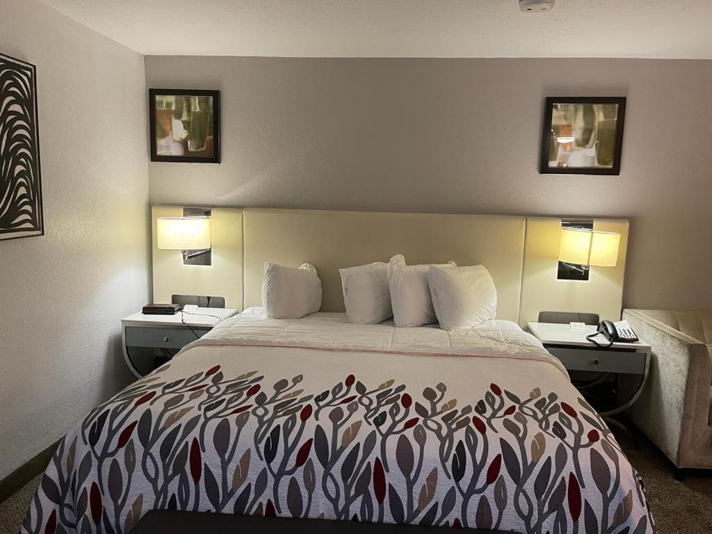 Garnet Waterfront Hotel Индианаполис Екстериор снимка